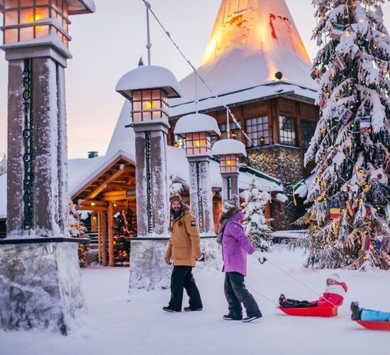 Schneemobiltour zum Dorf des Weihnachtsmannes © apukka resort